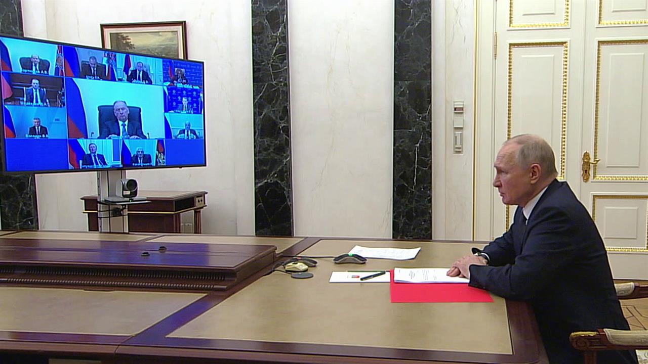 Президент провел оперативное совещание с постоянными членами Совета Безопасности РФ