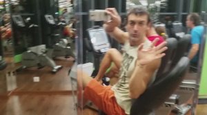 Разминаюсь на велотренажёре