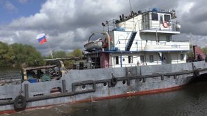 Буксир-толкач Речной-75 с баржей 1260 причаливает в Бронницах
