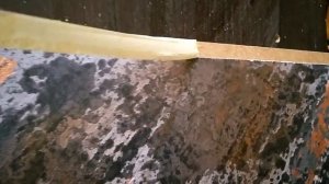 Диагональный травертин с медными и золотыми кратерами - декоративное настенное покрытие.