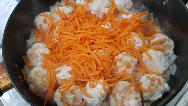 Мини-котлетки с подливой и макаронами