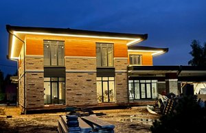 Облицовка дома из керамоблоков ригельным кирпичом с утеплителем. С элементами 3D-кладки