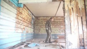 Разбираем печки, снимаем пол и потолок. Ремонт старого дома (День 1-8).