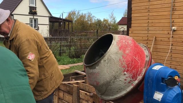 Ленточный фундамент под сарай. Замешиваем смеcь и заливаем опалубку. смотреть онлайн