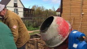 Ленточный фундамент под сарай. Замешиваем смеcь и заливаем опалубку.