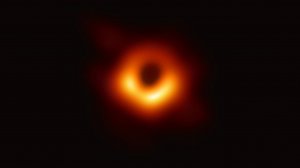 Впервые в истории астрономам удалось сфотографировать сверхмассивную черную дыру