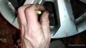 Очень быстрая замена вентиля колеса на автомобиле одной рукой??