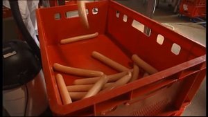 Устройство для снятия оболочек с сосисок