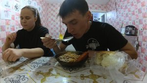 КУШАЕМ КОТЛЕТЫ С ГРЕЧКОЙ (СКОРО СТРИМ)
