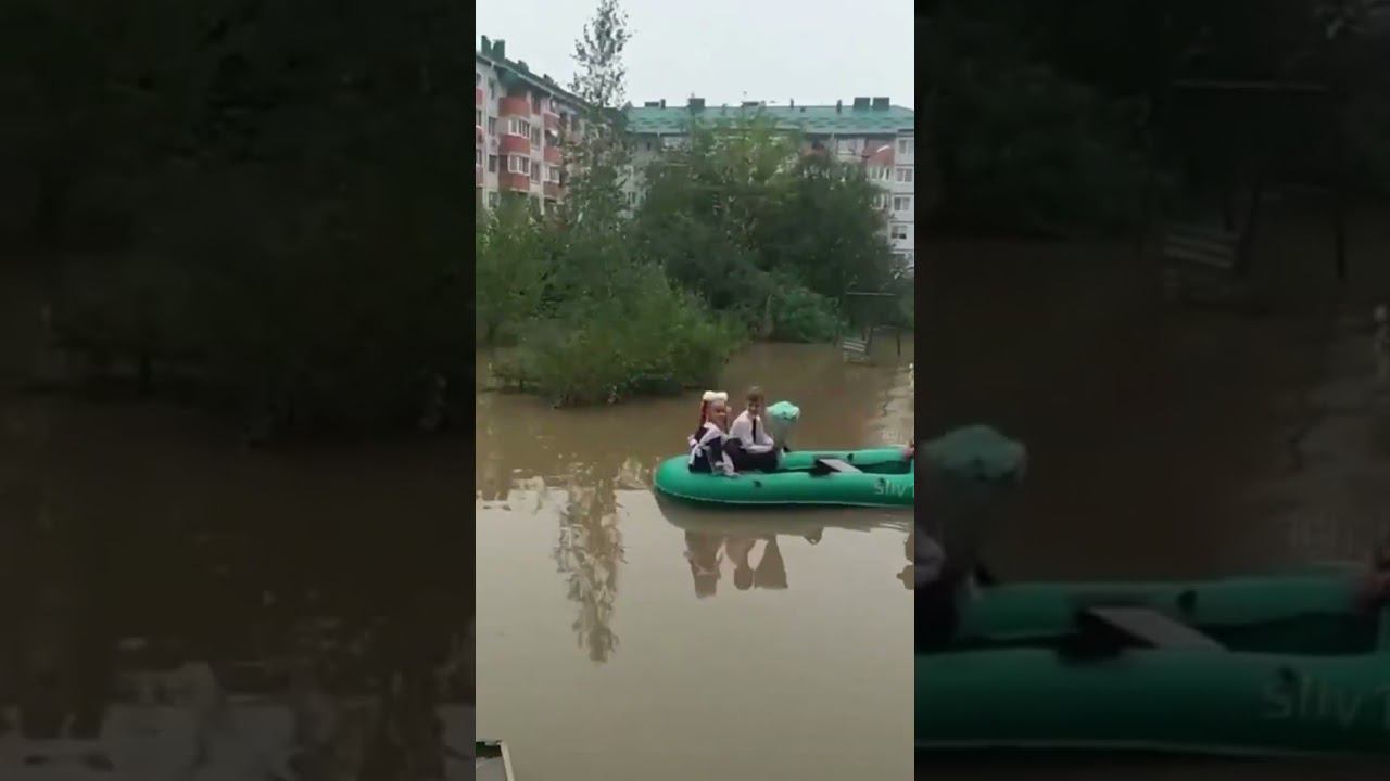 «Вот такой праздник у наших ребят». В Уссурийске дети добираются до школы на лодке. смотреть онлайн