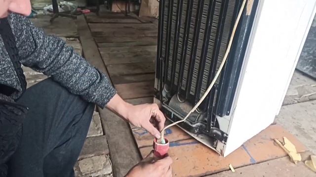 Про то как разные люди относятся к старым вещам. Холодильник Орск 1980.г в. Производство СССР. смотреть онлайн