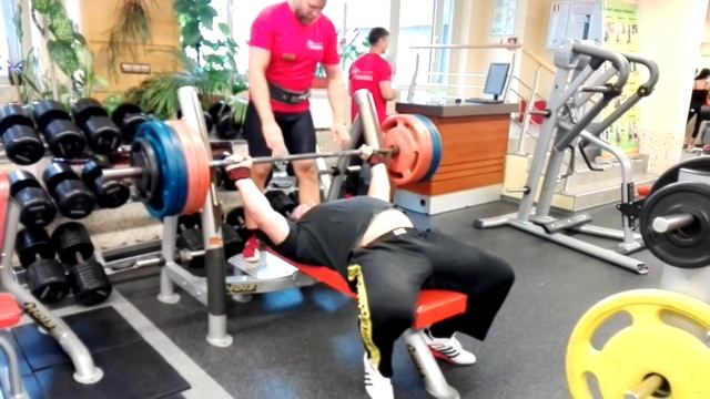 Влад Соловьев жим лежа 220кг на 3раза.