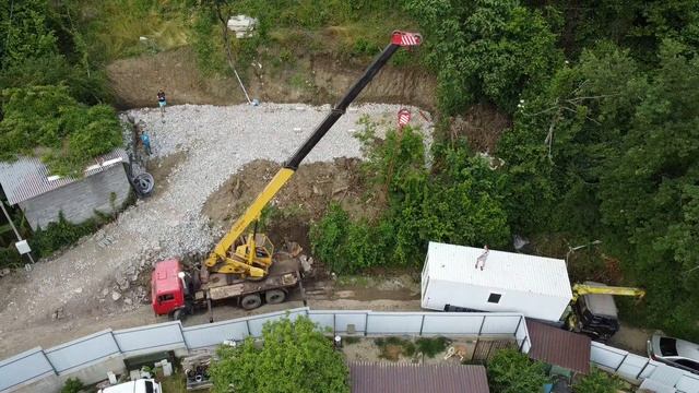 Благоустройство участка и установка дома на крутом склоне в Сочи. смотреть онлайн