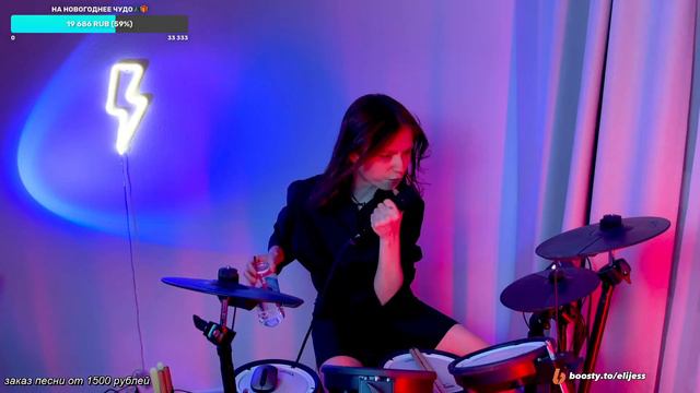 Брюнетка барабанит ТОПОВЫЕ песни🔥 смотреть онлайн