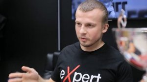 Девушка - тренер по бодибилдингу