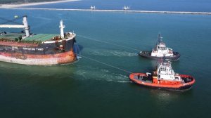 Nave portarinfuse lascia il porto di Ravenna - Bulk carrier leaves the port of Ravenna 4k