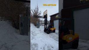 Демонстрация сайдшифта (горизонтальное перемещение каретки) на вилочном погрузчике TEU-MITSUBI.