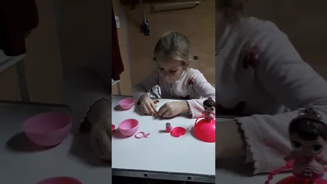 Ника показывает два шара куклы Лол смотреть онлайн