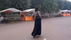 Подняла юбку