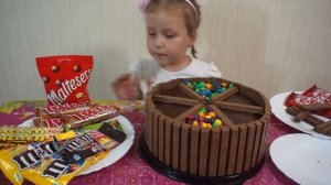 Торт из Kit Kat и M&m и конфет Skittles, Meller, Maltesers на День рождения Никиты