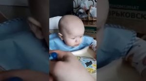 Как малыш ест кашу