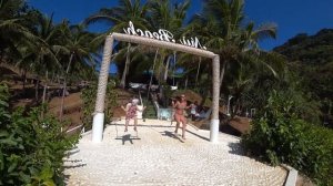Красивый пляж Пхукета Nui Beach и как разбиваются туристы в Тайланде.