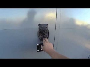 Самодельные распашные ворота в гараже из стеновых,газобетонных панелей .