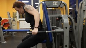 Жим в тренажере на трицепс