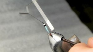 Изготовления мушки под УФ лаком. Бирюзовый комарик для рыбалки на Хариуса