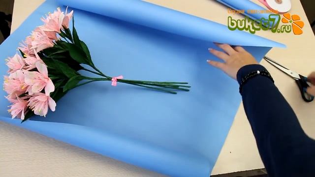 Как упаковать букет в крафт бумагу ☆ Самый простой способ упаковки букета ☆ Букет своими руками