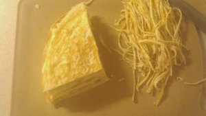 Салат блинный с курицей