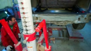 Вытягивание замятого багажника Вольво хс70 на стапеле