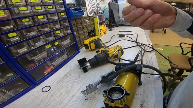 Разбираем компрессор автомобильный для подкачки шин и смотрим, что внутри