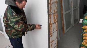 Разметка точек новой электропроводки при помощи лазерного уровня.