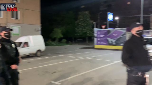 Один пьяный собрал всю мусорню и дружно их опустил.