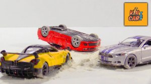 Желтая, красная и серая машинки для детей ездят по муке. Кир Кар Тойс