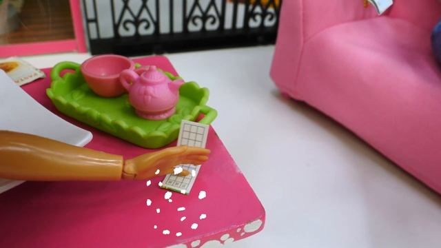 Барби обиделась на Кена. Игры в куклы Барби. Смешные видео для девочек смотреть онлайн