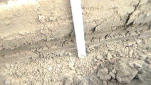 пахота двухкорпусного плуга с дисковым ножом.