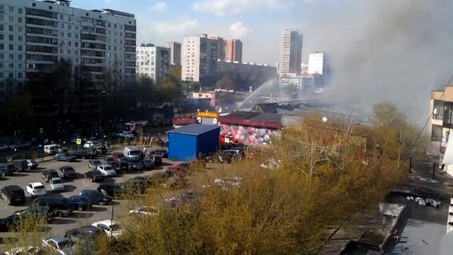 Горит рынок на Пражской.