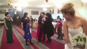 Женищны подрались за букет на свадьбе