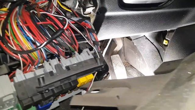 Как протянуть провод в салон из моторного отсека OPEL ZAFIRA смотреть онлайн