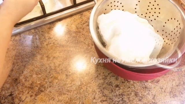 Заморозьте пакет кефира, ряжанки и сметаны!Получите нежный крем-сыр за копейки!Дёшево, много, вкусн