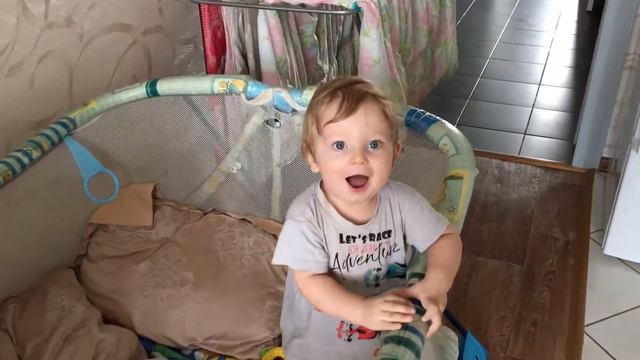 Как малыш говорит папа, играет, и пытается разговаривать. As the baby says dad, plays,tries to talk