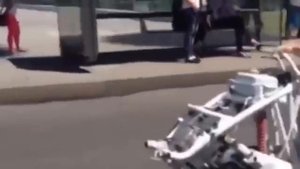 По Алмате проехался мужчина в ванне