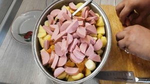 Картошка с сардельками (сосисками)  в духовке. Рецепты вторых блюд. Ужин быстро и вкусно.