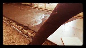 Укладка плитки на мелкую фракцию щебня. Мобильные маяки.