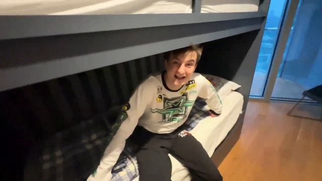 КАК БУСТЕР ДРО4ИЛ В КАДЕТКЕ смотреть онлайн