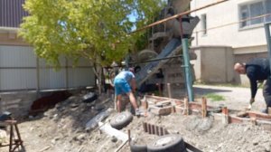 заливка подпорной стены миксером