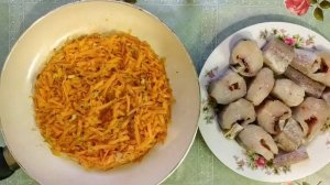 минтай в омлете на сковороде