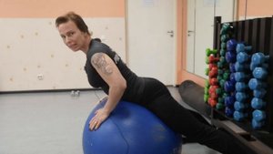 Гиперэкстензия на фитболе на разгибатели спины